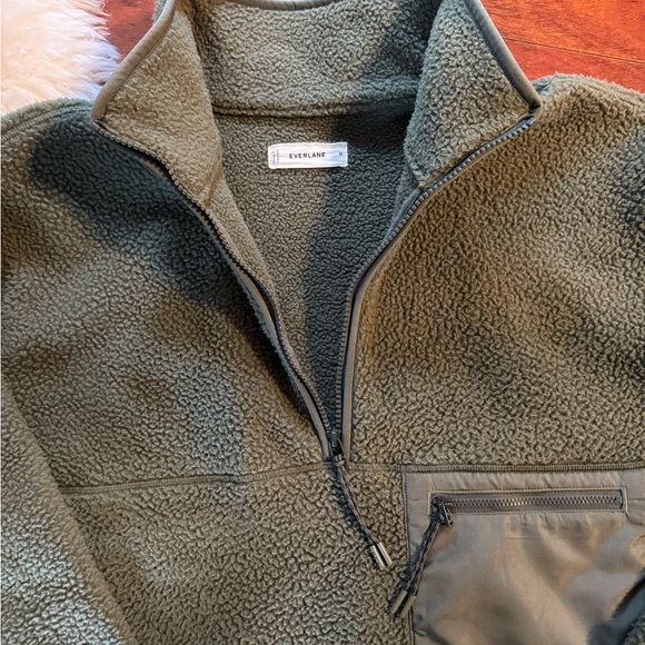 EVERLANE RENEW FLEECE IN OLIVE GREEN. OVERSIZED HALF-ZIP - Picture 3 of 5
